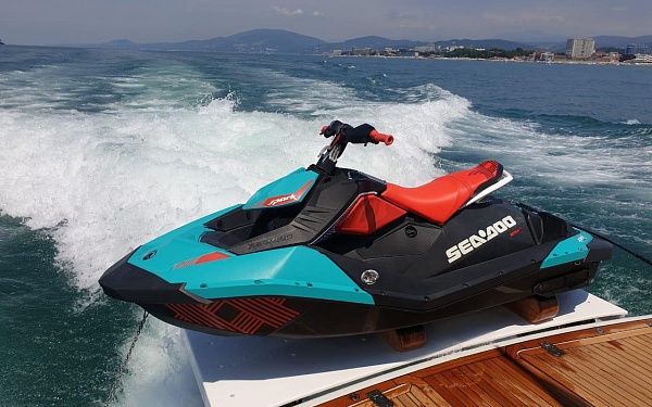 Аренда яхты Fairline Squadron 58 в Сочи - гидроцикл